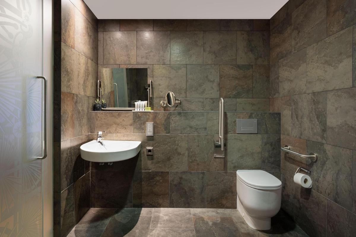 Un baño de Le Meridien Barcelona
