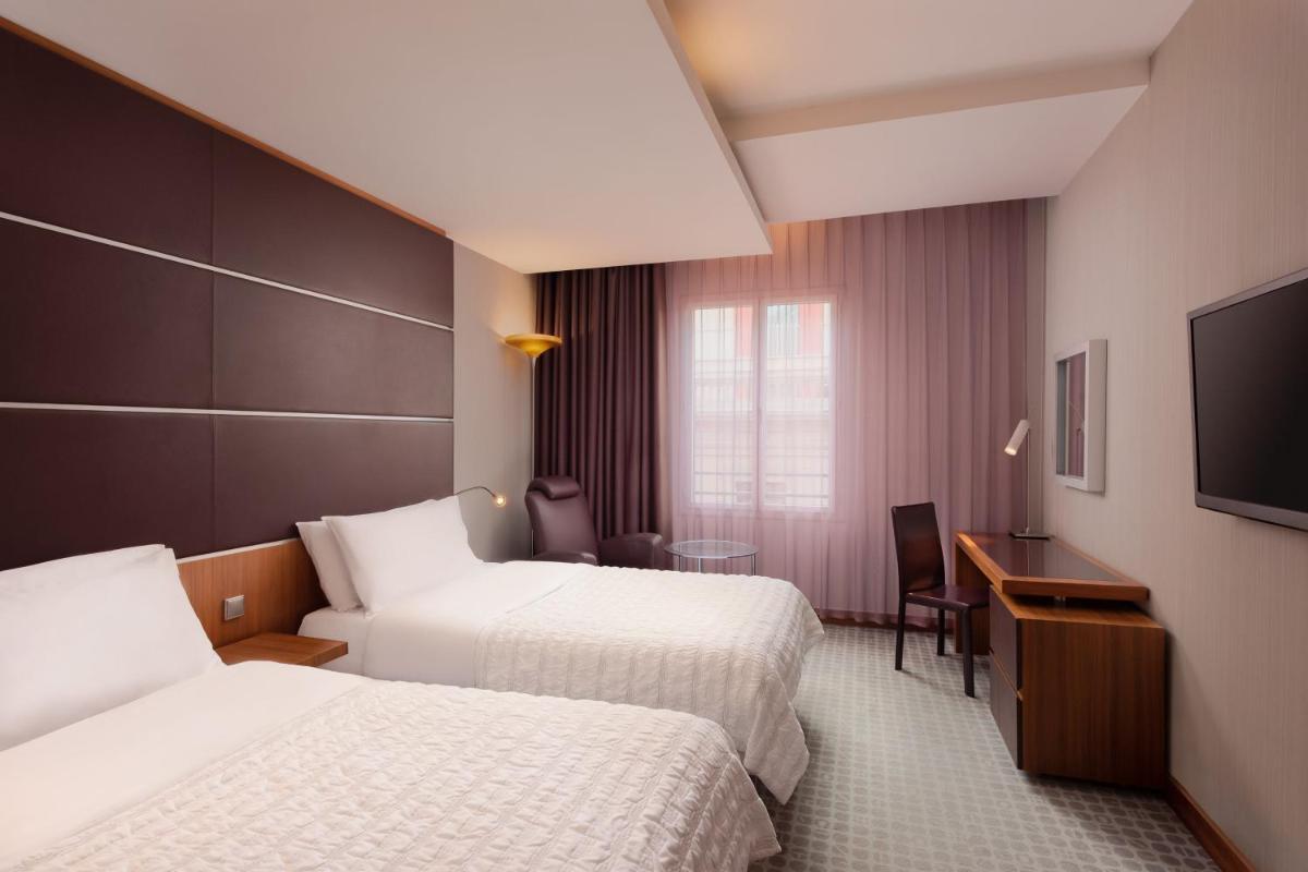 Cama o camas de una habitación en Le Meridien Barcelona