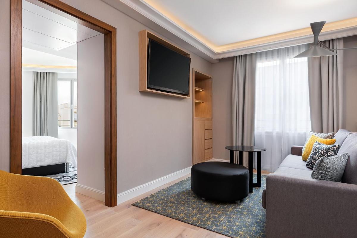 Una televisión o centro de entretenimiento en Le Meridien Barcelona