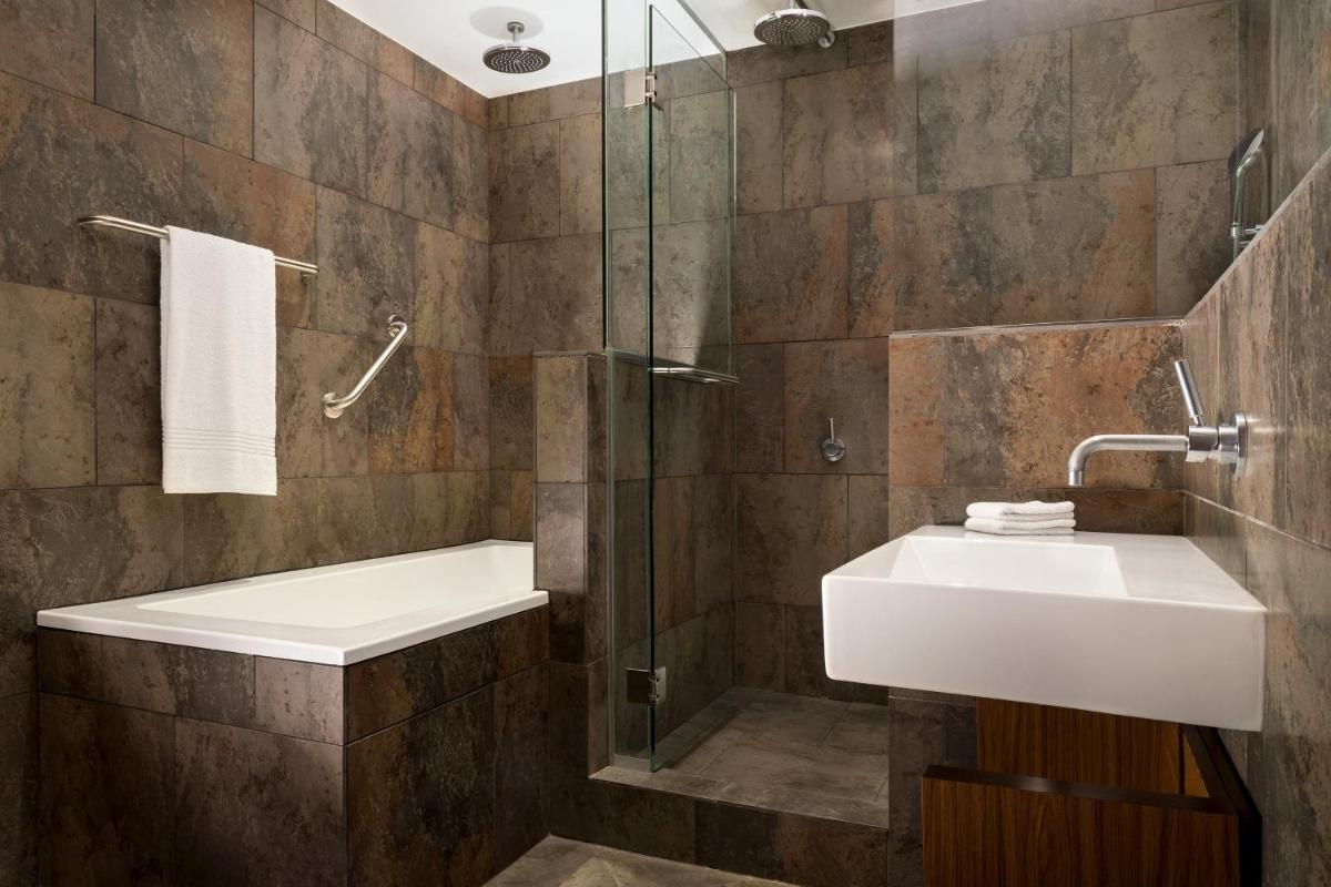 Un baño de Le Meridien Barcelona