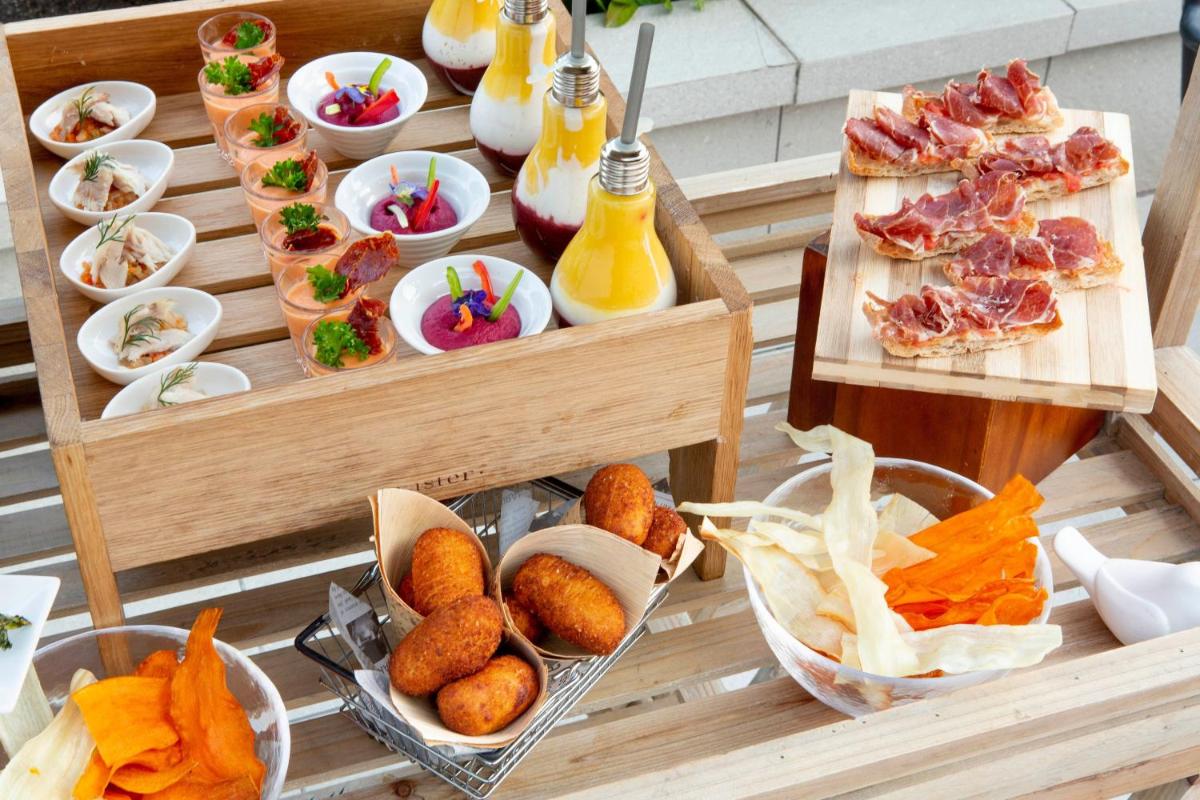 Comida en o cerca de este hotel