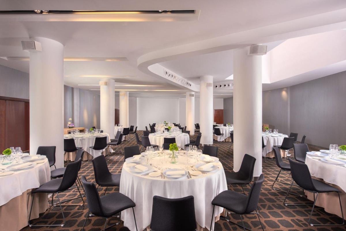 Un restaurante o sitio para comer en Le Meridien Barcelona