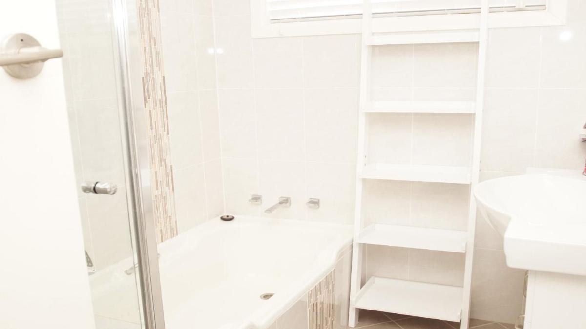 Pet Friendly Cockatoo Corner - Housity