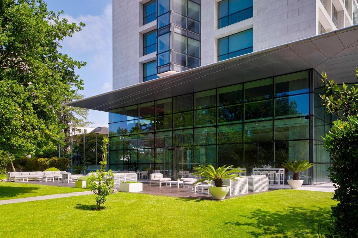 Um jardim no exterior de Sheraton Porto Hotel & Spa