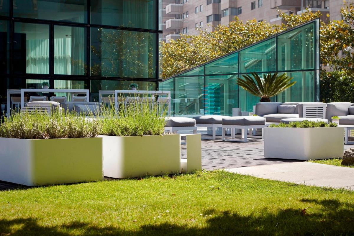 Um jardim no exterior de Sheraton Porto Hotel & Spa