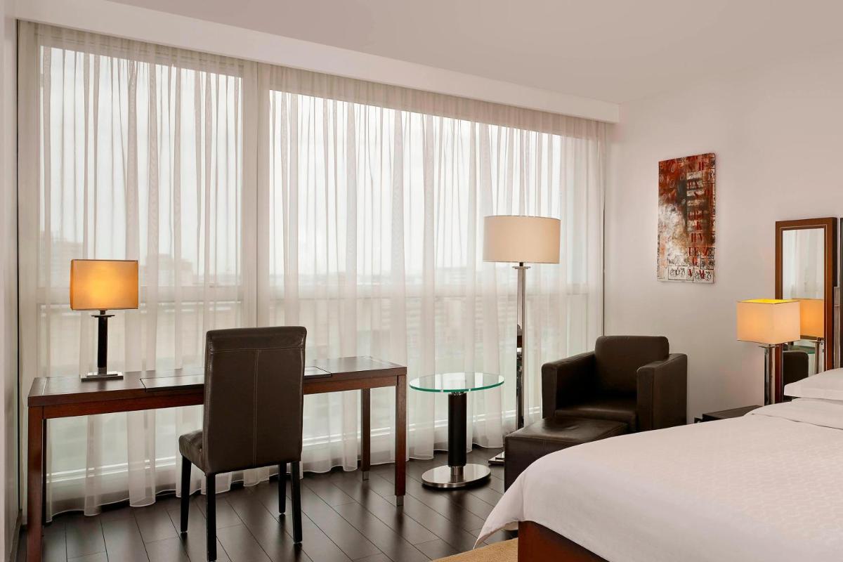 Uma cama ou camas num quarto em Sheraton Porto Hotel & Spa