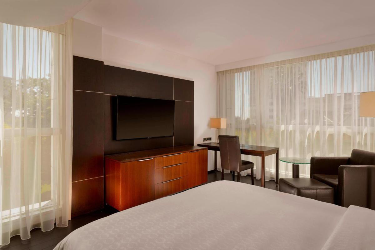 Uma televisão e/ou sistema de entretenimento em Sheraton Porto Hotel & Spa