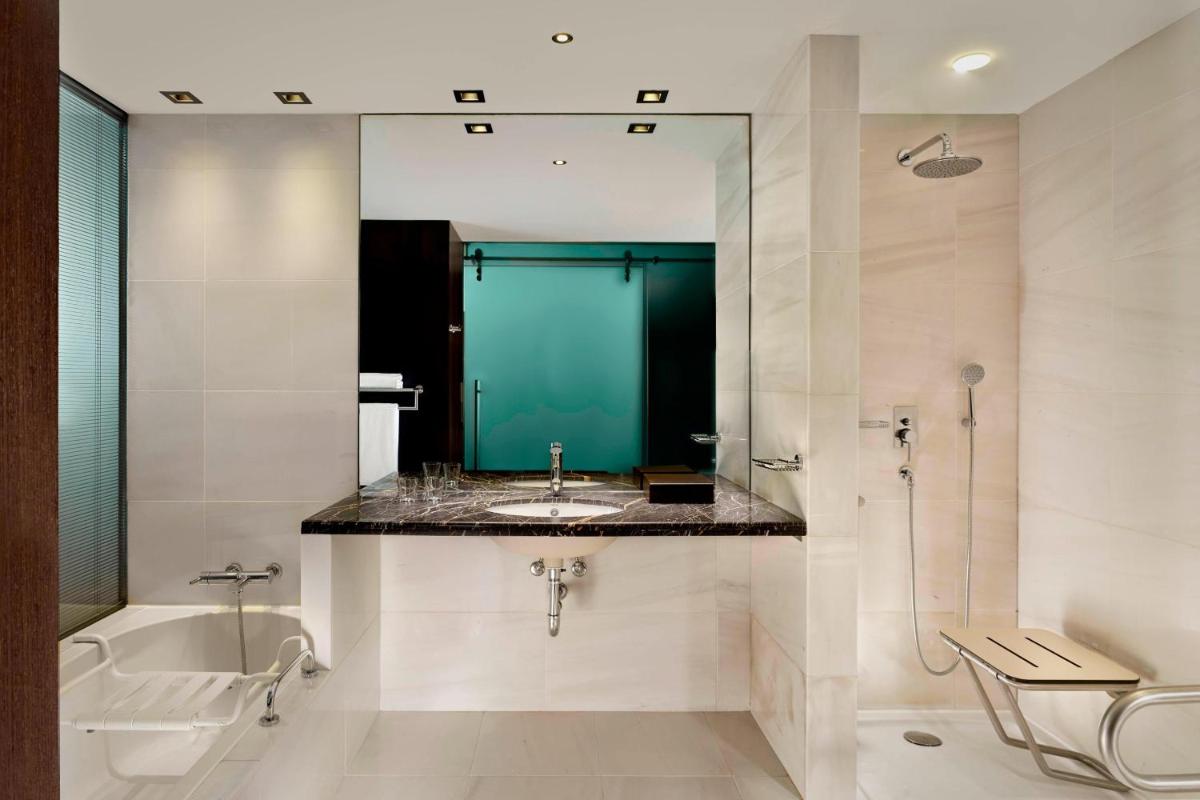 Uma casa de banho em Sheraton Porto Hotel & Spa