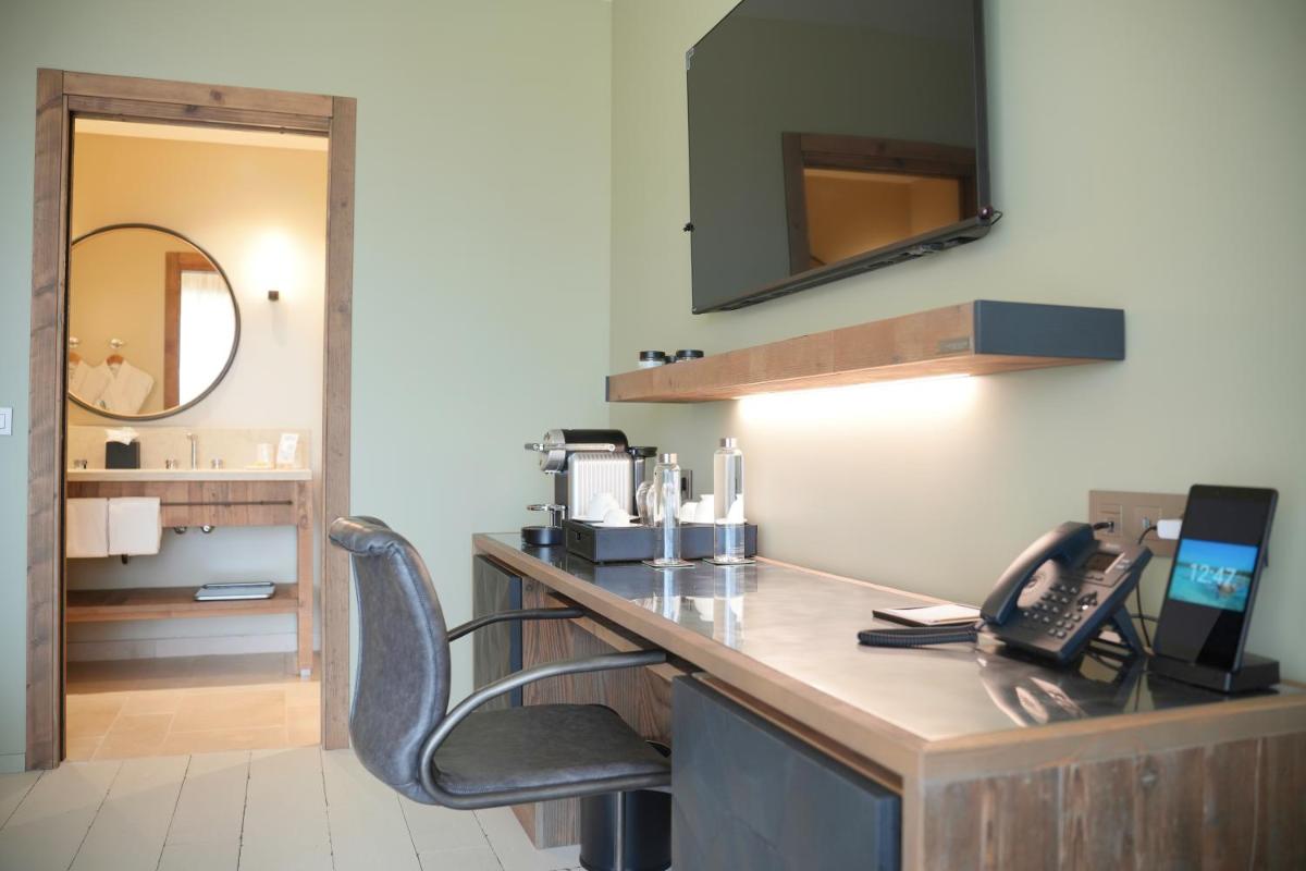 Télévision ou salle de divertissement dans l'établissement Les Regalia Hôtel & Spa