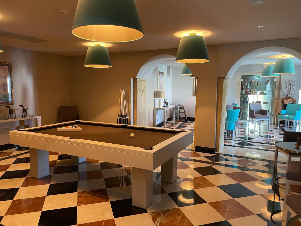 Uma mesa de bilhar em Vila Gale Collection Tomar