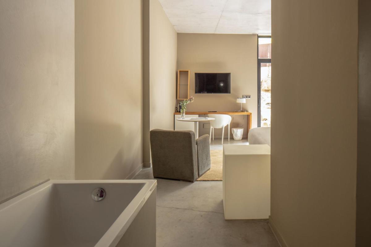 Una televisión o centro de entretenimiento en Hotel Viura