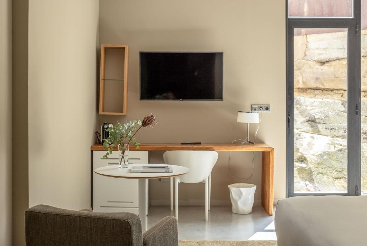 Una televisión o centro de entretenimiento en Hotel Viura