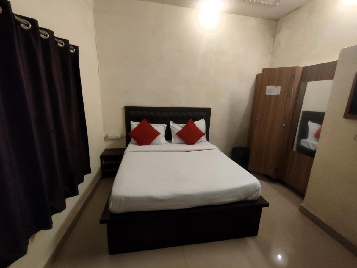 STAYMAKER Sandhya Guest House - Near BHU - Housity