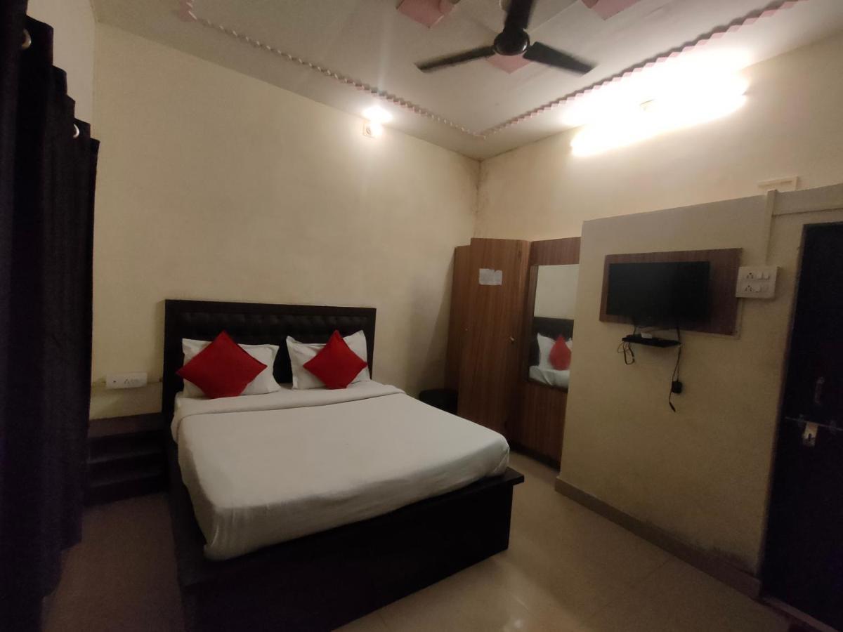 STAYMAKER Sandhya Guest House - Near BHU - Housity