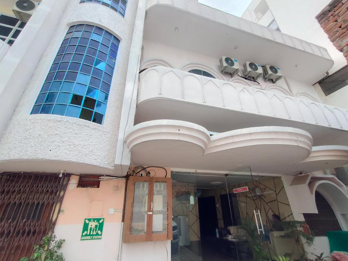 STAYMAKER Sandhya Guest House - Near BHU - Housity