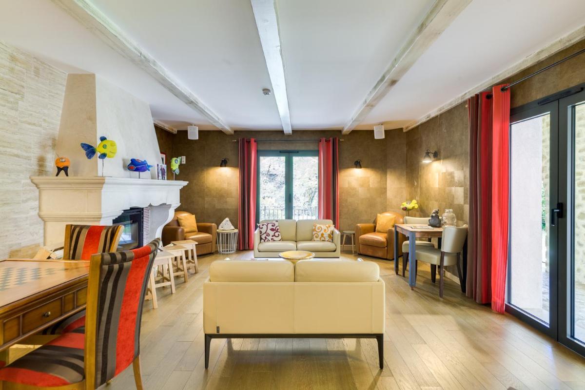 Coin salon dans l'établissement La Cachette