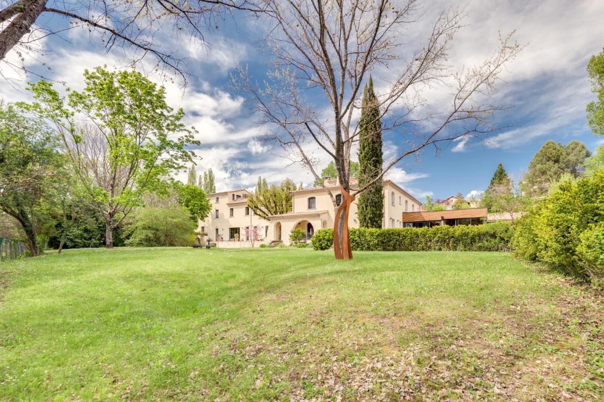 un domaine avec une grande cour en face d'une maison dans l'établissement La Cachette, à Dieulefit