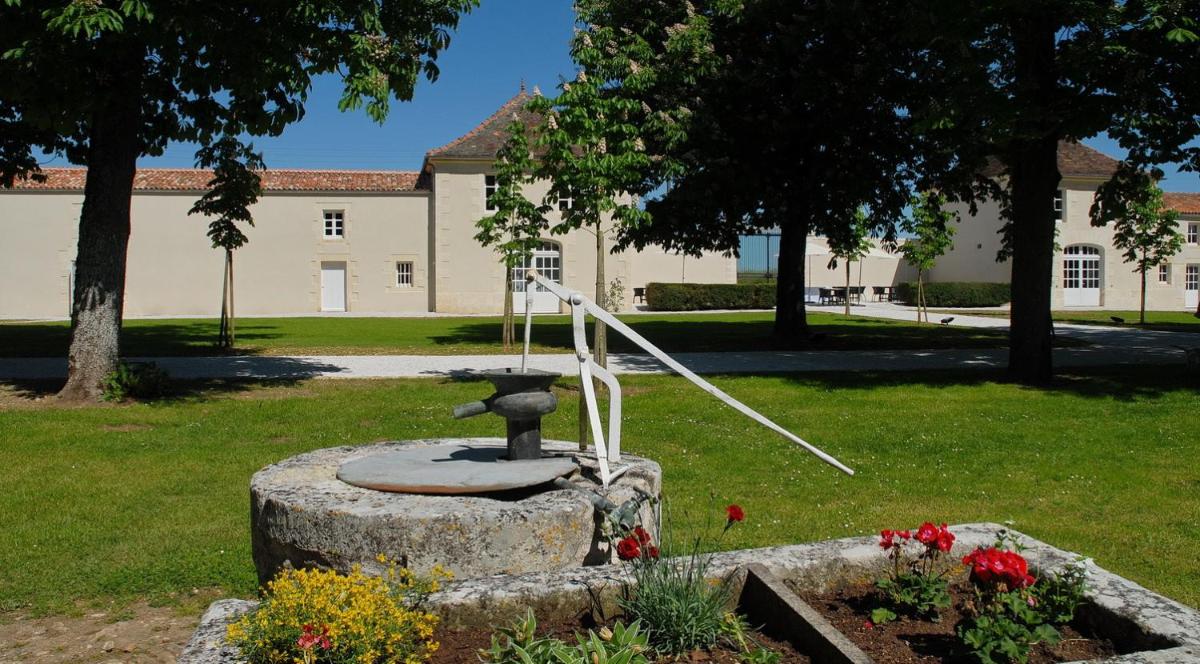 Jardin de l'établissement Le Logis du Péré