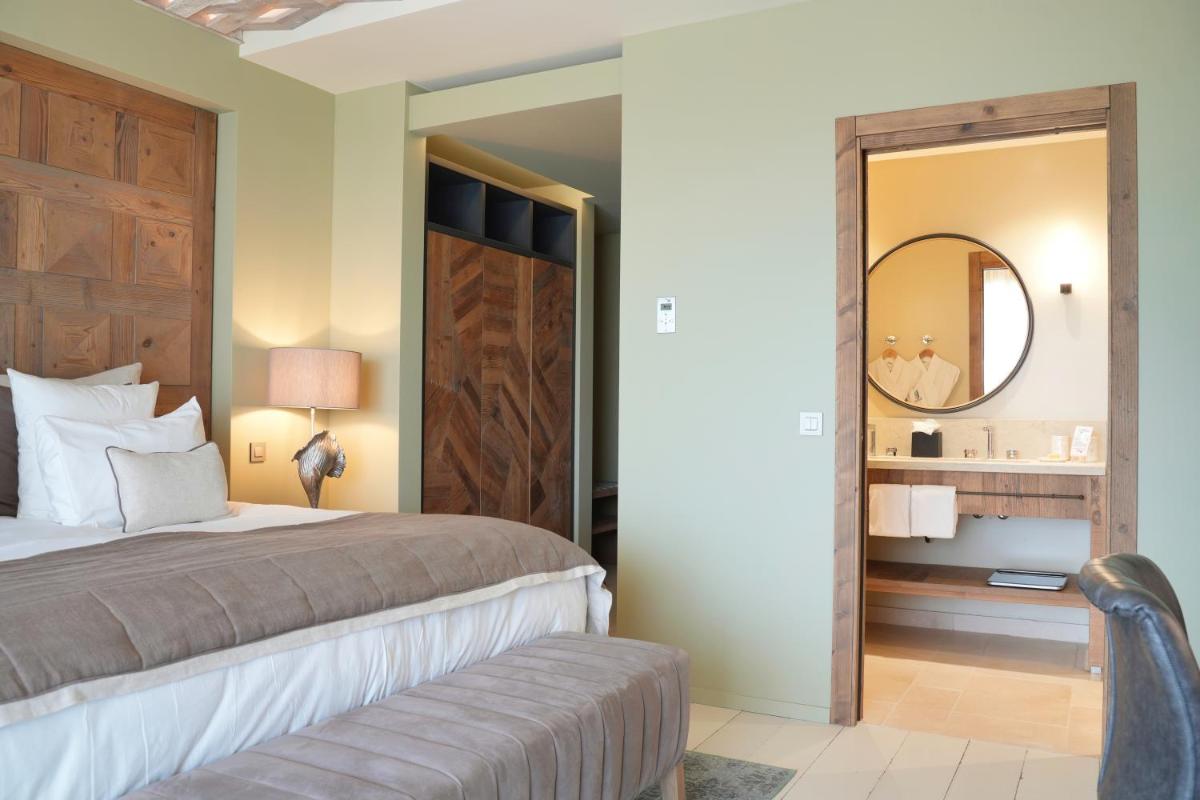 Un ou plusieurs lits dans un hébergement de l'établissement Les Regalia Hôtel & Spa