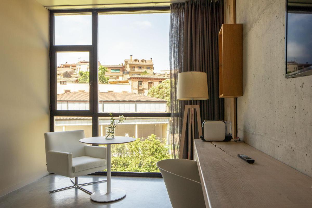 Una televisión o centro de entretenimiento en Hotel Viura