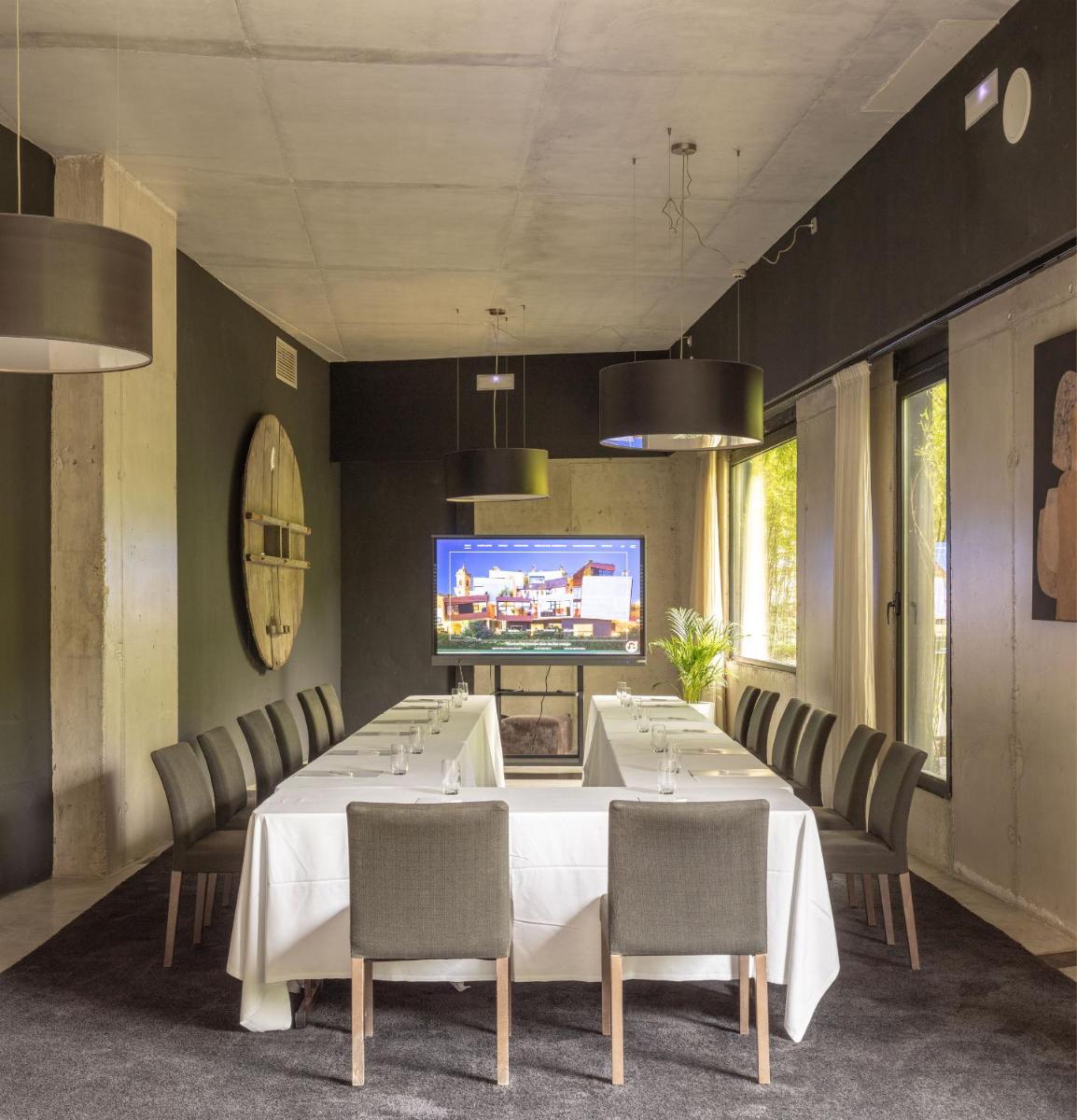 Una televisión o centro de entretenimiento en Hotel Viura