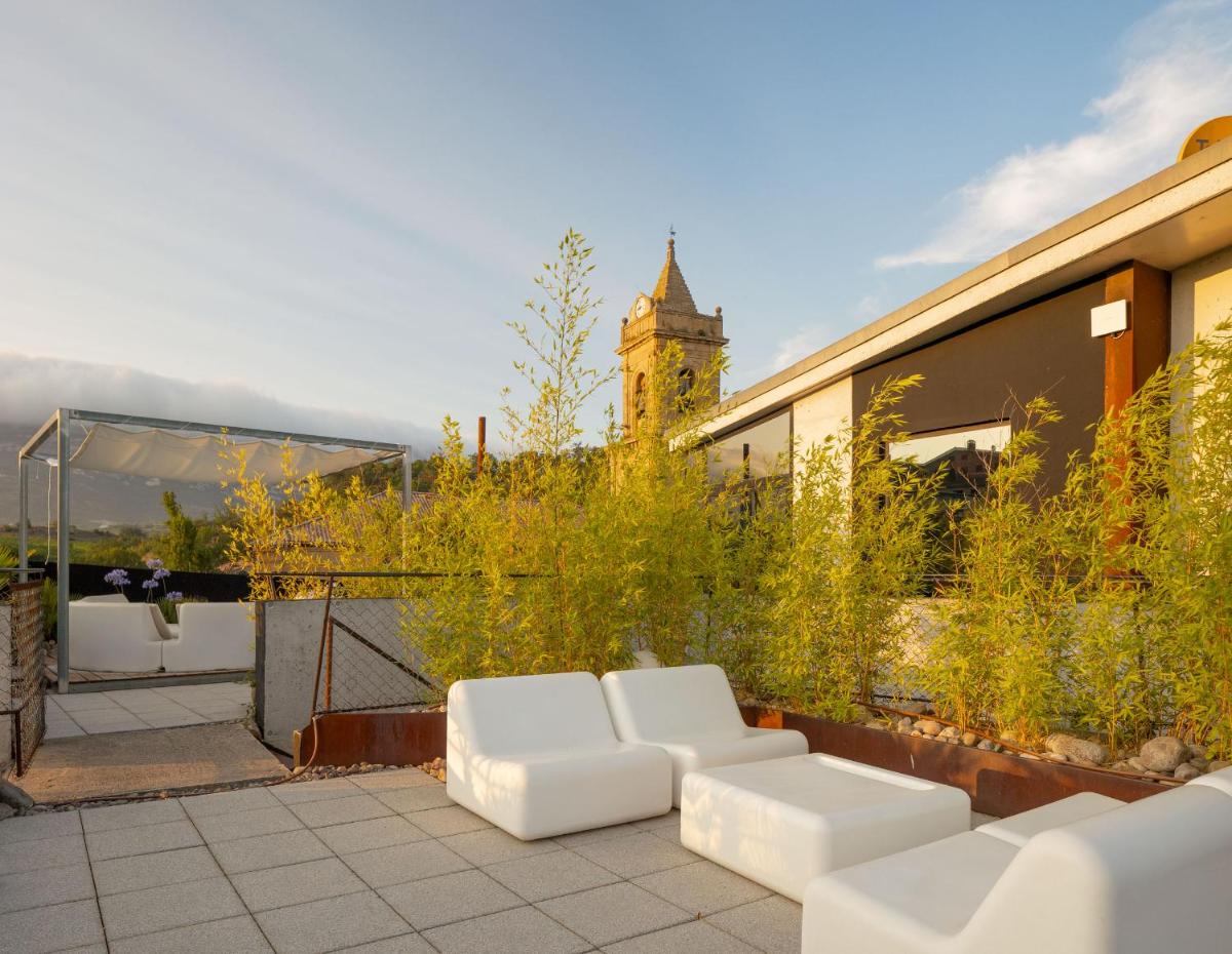 Jardín al aire libre en Hotel Viura