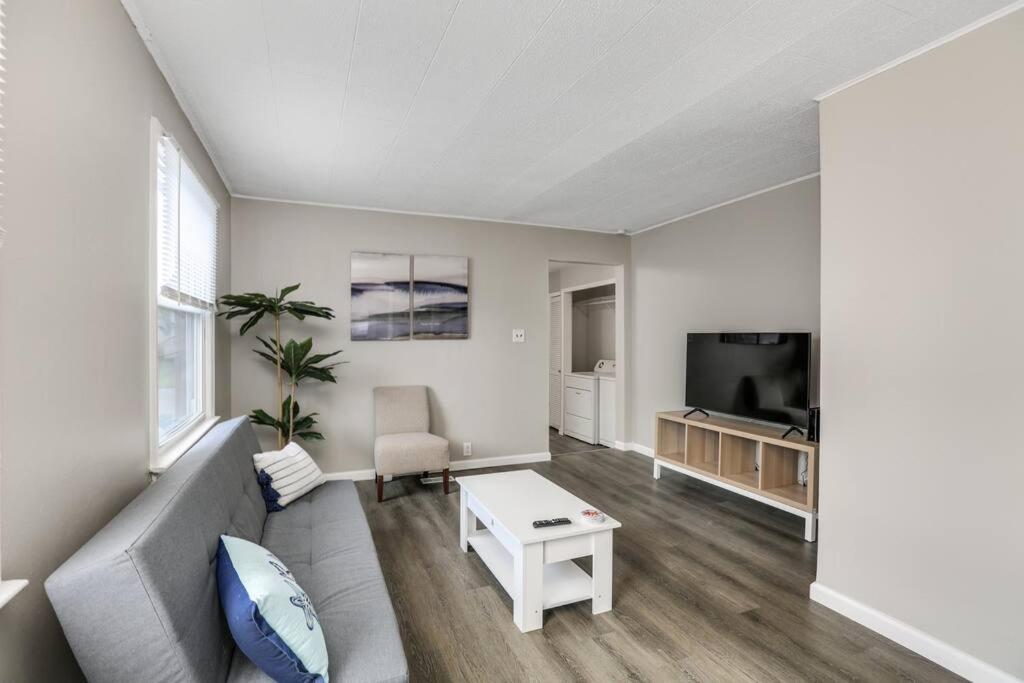 Cute Cottage 2 Blocks from Lake - Housity