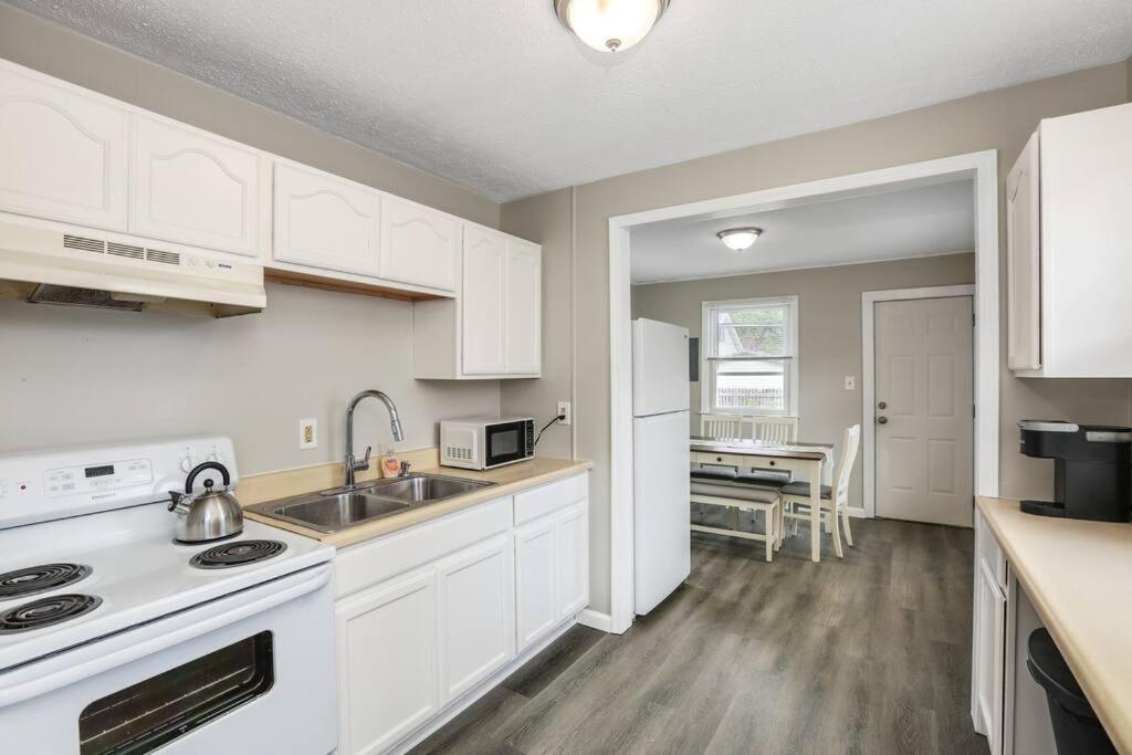Cute Cottage 2 Blocks from Lake - Housity