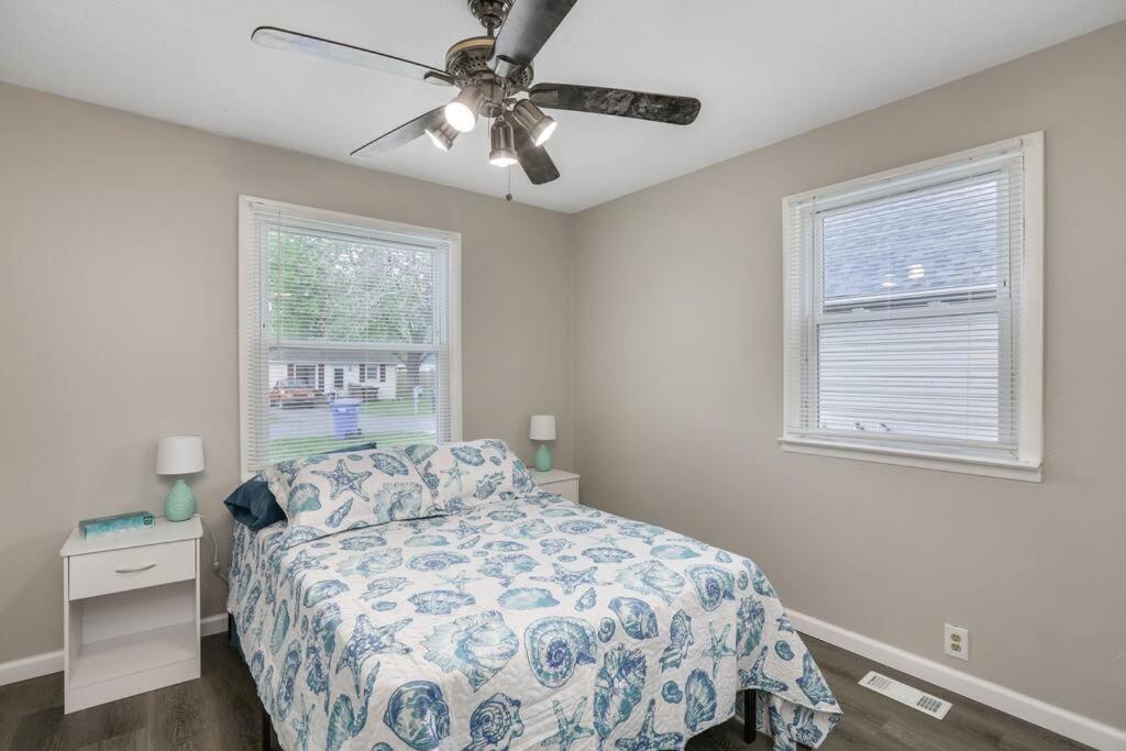 Cute Cottage 2 Blocks from Lake - Housity