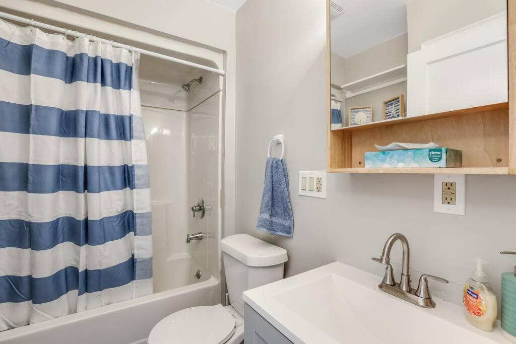 Cute Cottage 2 Blocks from Lake - Housity