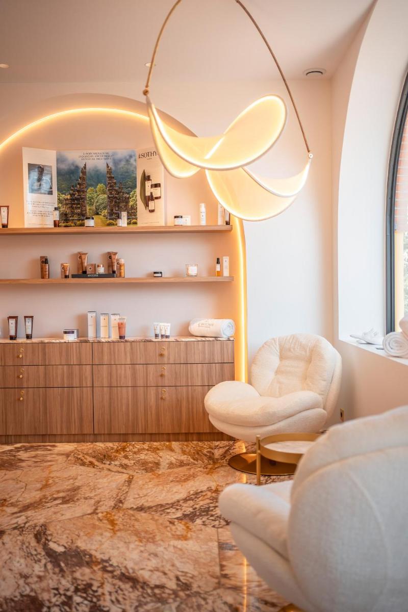 Coin salon dans l'établissement Ermitage de l'Oasis & Spa - Cannes Mandelieu