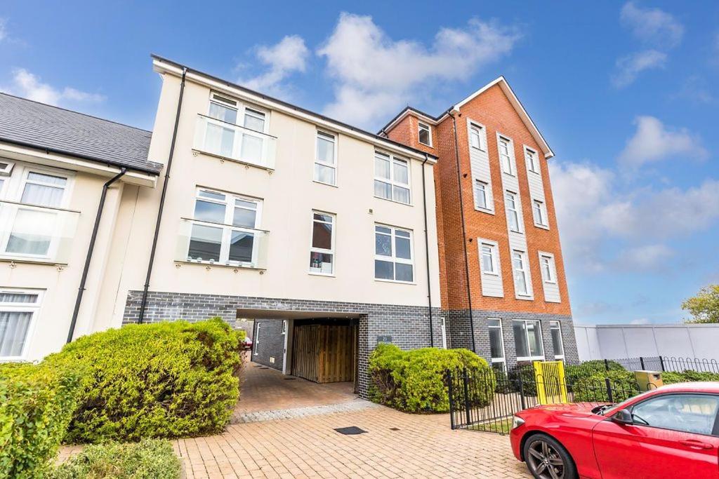 Twin Sails - Housity