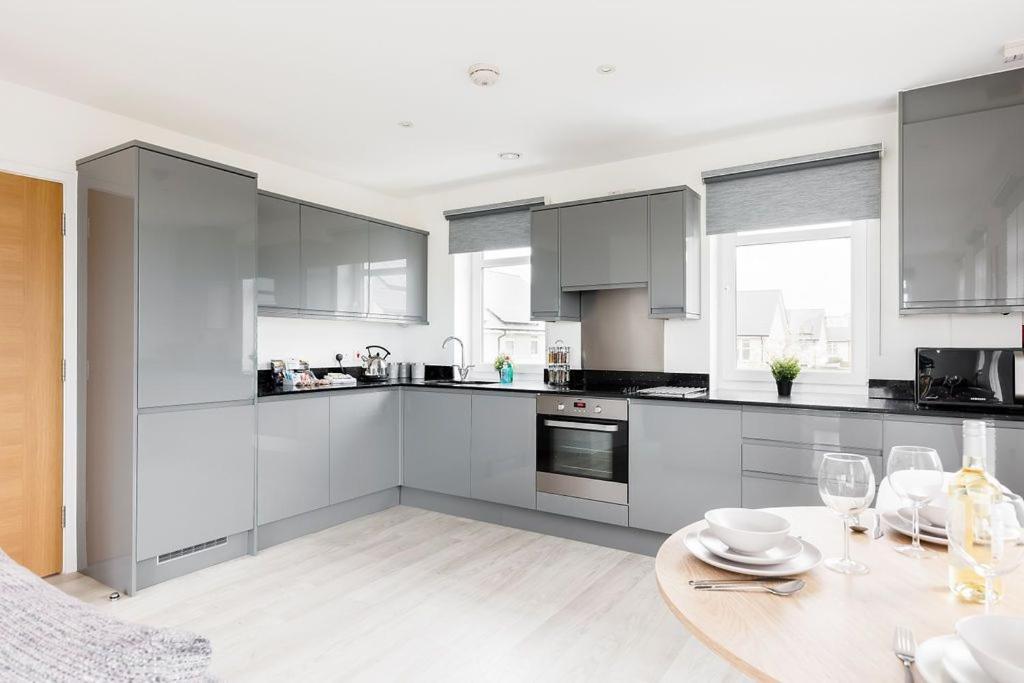 Twin Sails - Housity