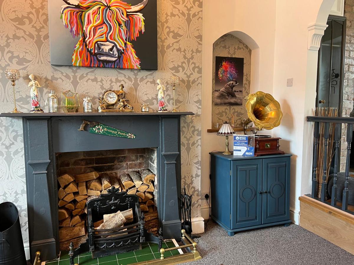 Quigley Buildings - Stylish Entire 2 bed House sleeps 5 Wigan - Private Garden - Free parking - Wifi - Secure garden - Housity