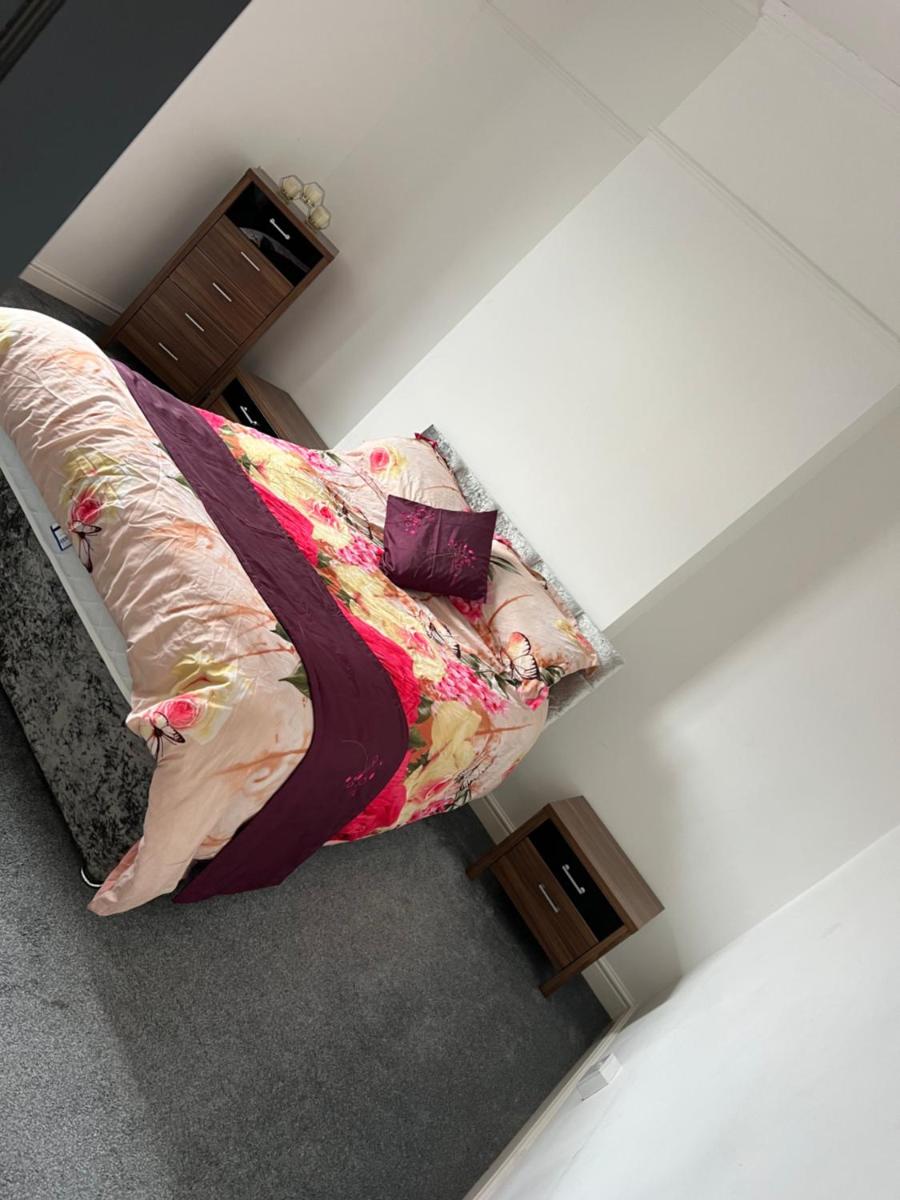 Quigley Buildings - Stylish Entire 2 bed House sleeps 5 Wigan - Private Garden - Free parking - Wifi - Secure garden - Housity