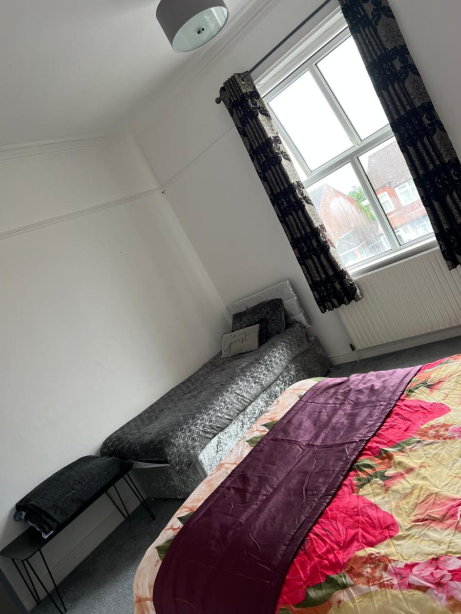 Quigley Buildings - Stylish Entire 2 bed House sleeps 5 Wigan - Private Garden - Free parking - Wifi - Secure garden - Housity