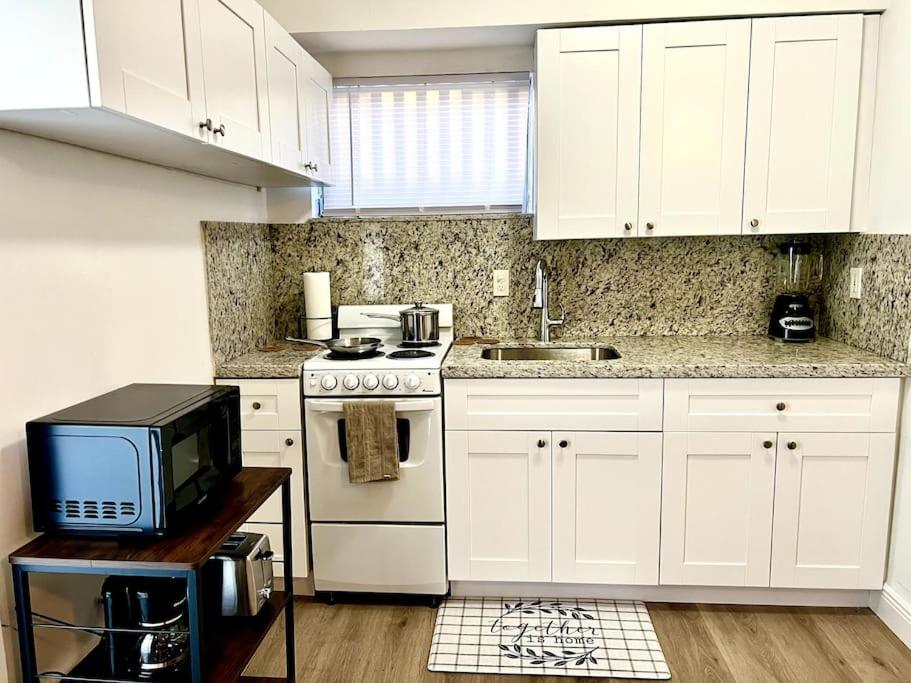 Intimate Casita Mia minutes away from Airport, Calle 8, Brickell, Coral Gables, The beach and more! - Housity