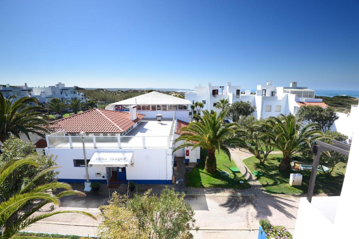 uma vista aérea de um edifício branco com palmeiras em Duna Parque Beach Club - Duna Parque Group em Vila Nova de Milfontes