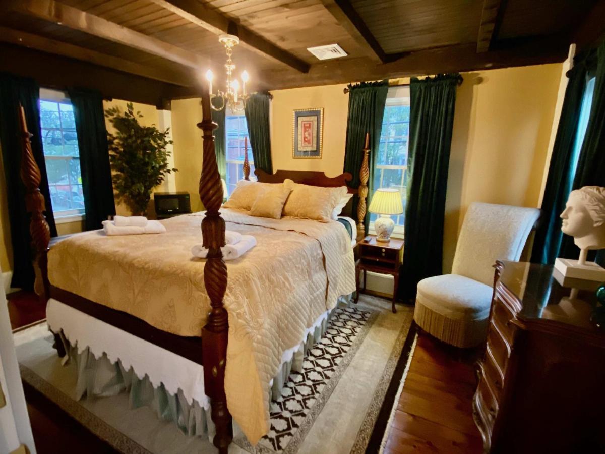 Silsbee's by Daniels House - Housity