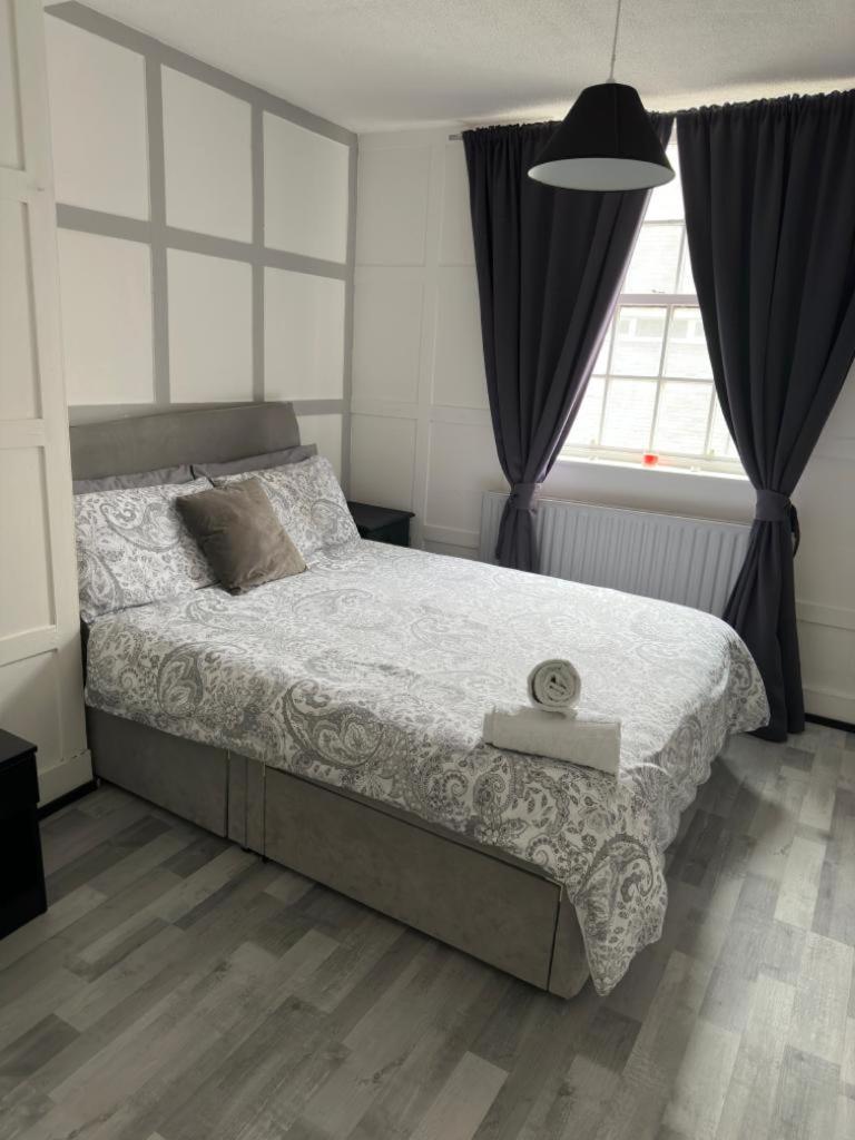 Central London location, close to bars restaurants and train stations - Housity