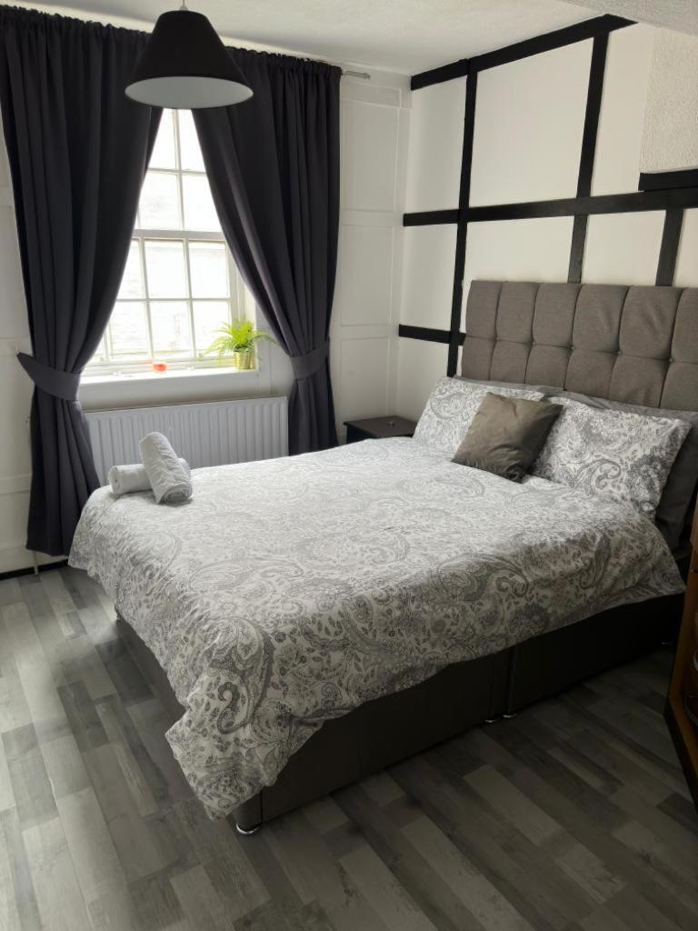 Central London location, close to bars restaurants and train stations - Housity