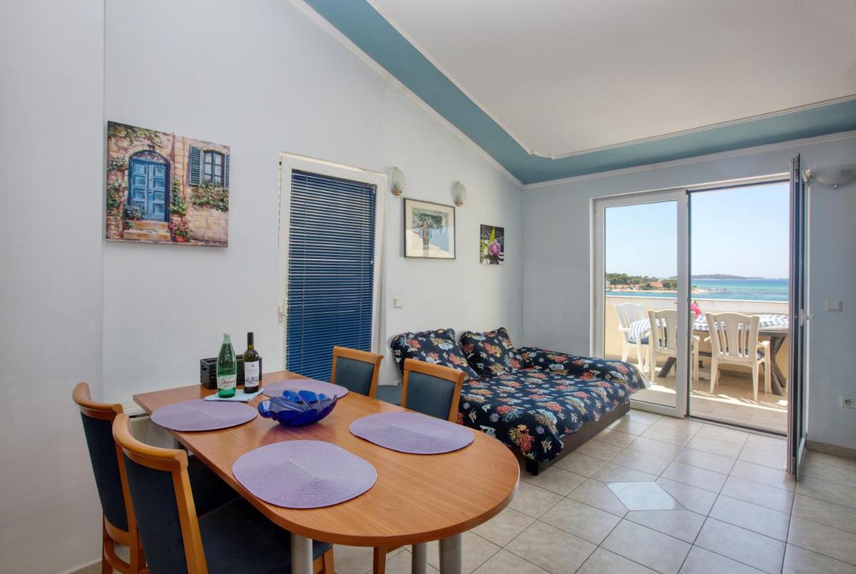 Family friendly seaside apartments Brodarica, Sibenik - 15270 - Housity