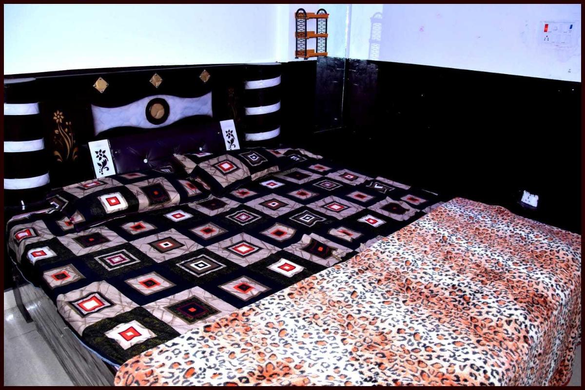 SPOT ON The Raj Hut Hotel & Restaurant - Housity