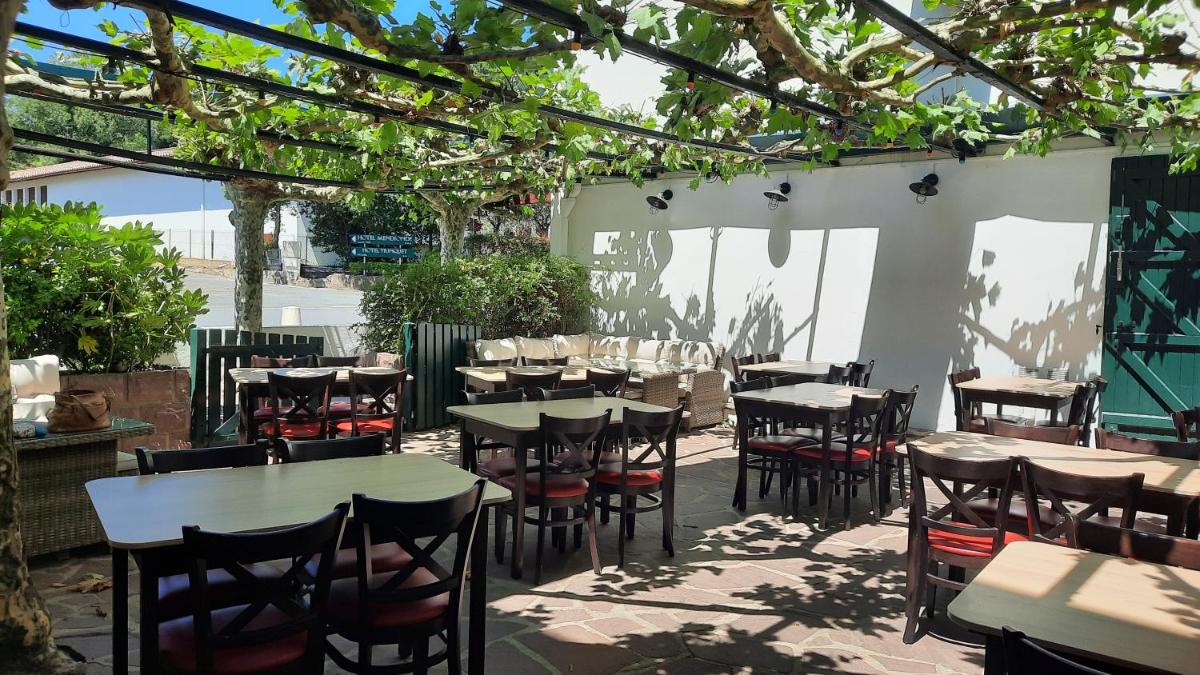 Restaurant ou autre lieu de restauration dans l'établissement Hotel Trinquet