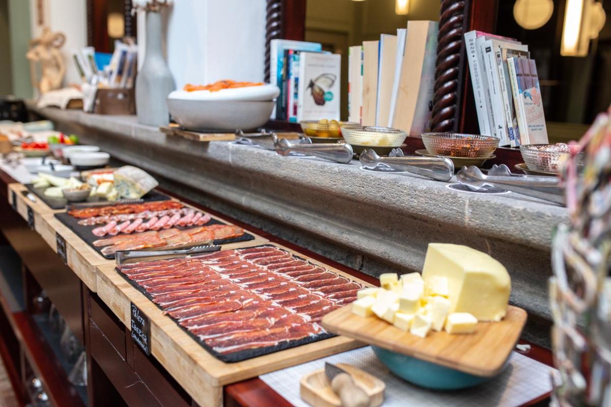 Comida en o cerca de este hotel