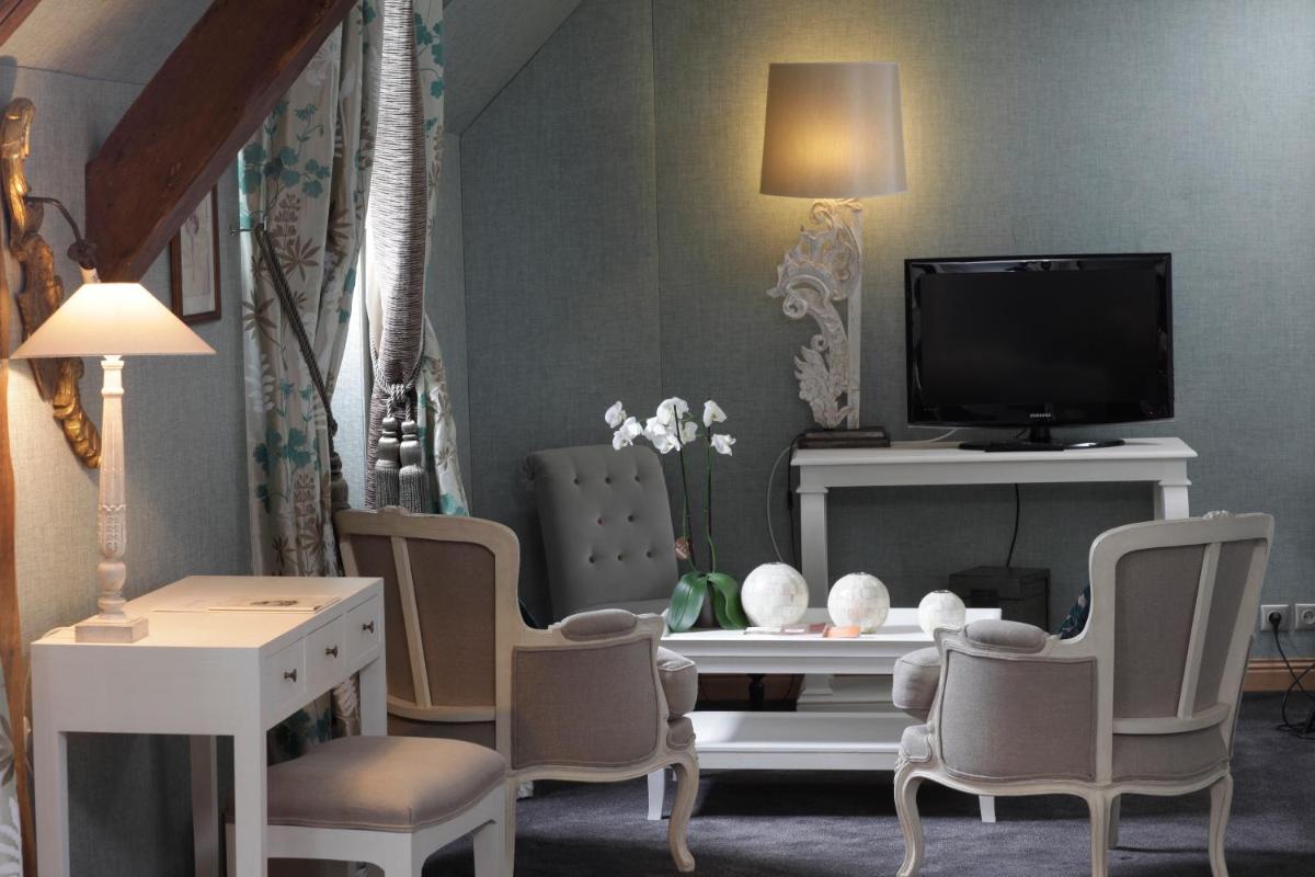 Télévision ou salle de divertissement dans l'établissement Chateau De Fere