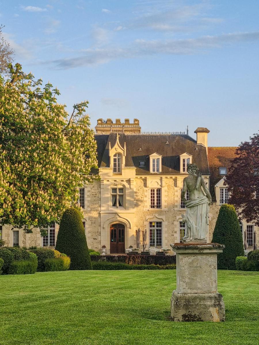 une statue devant une grande maison dans l'établissement Chateau De Fere, à Fère-en-Tardenois