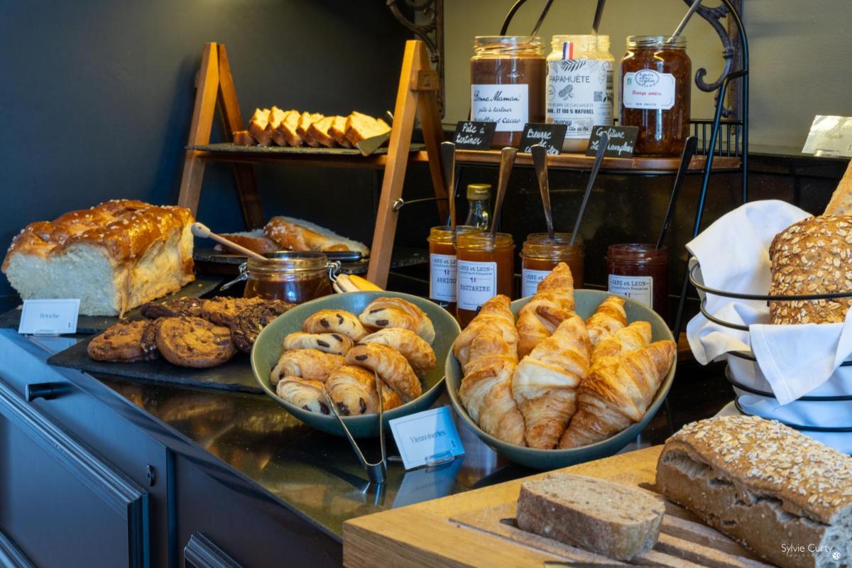 une boulangerie avec différents types de pains et de viennoiseries sur un comptoir dans l'établissement Le Champlain, à La Rochelle