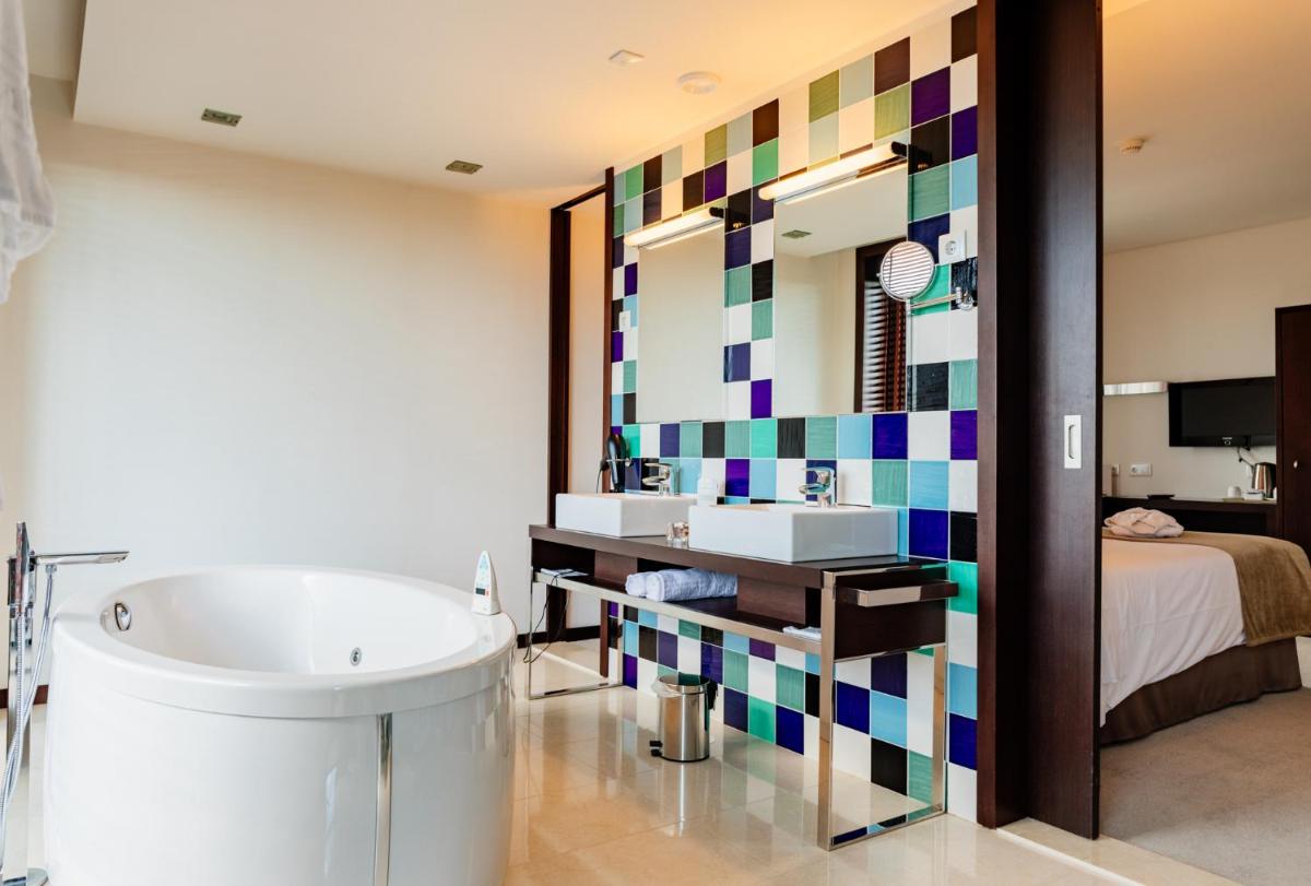 Uma cama ou camas num quarto em Axis Porto Business & Spa Hotel
