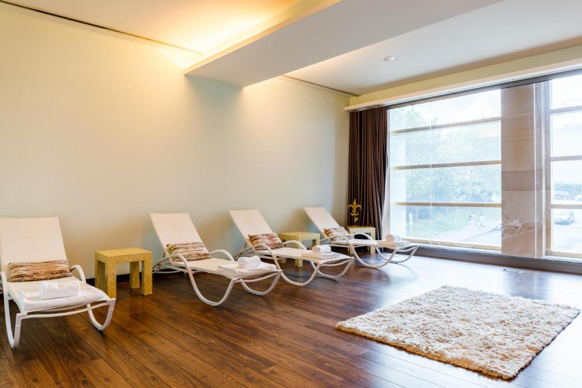 Uma área de estar em Axis Porto Business & Spa Hotel